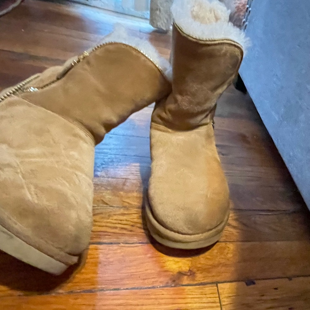 Low Used Chestnut Ugg, Gold Zipper on Side . Snug . Good Condition - Picture 3 of 3